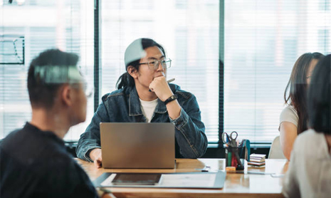 몰입하여 회의하는 사진01