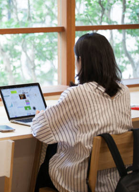 도서관에서 공부하는 사진02